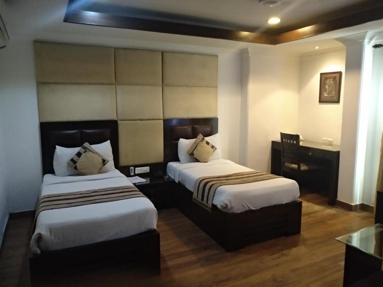 Hotel Aaron Castle Nuova Delhi Esterno foto